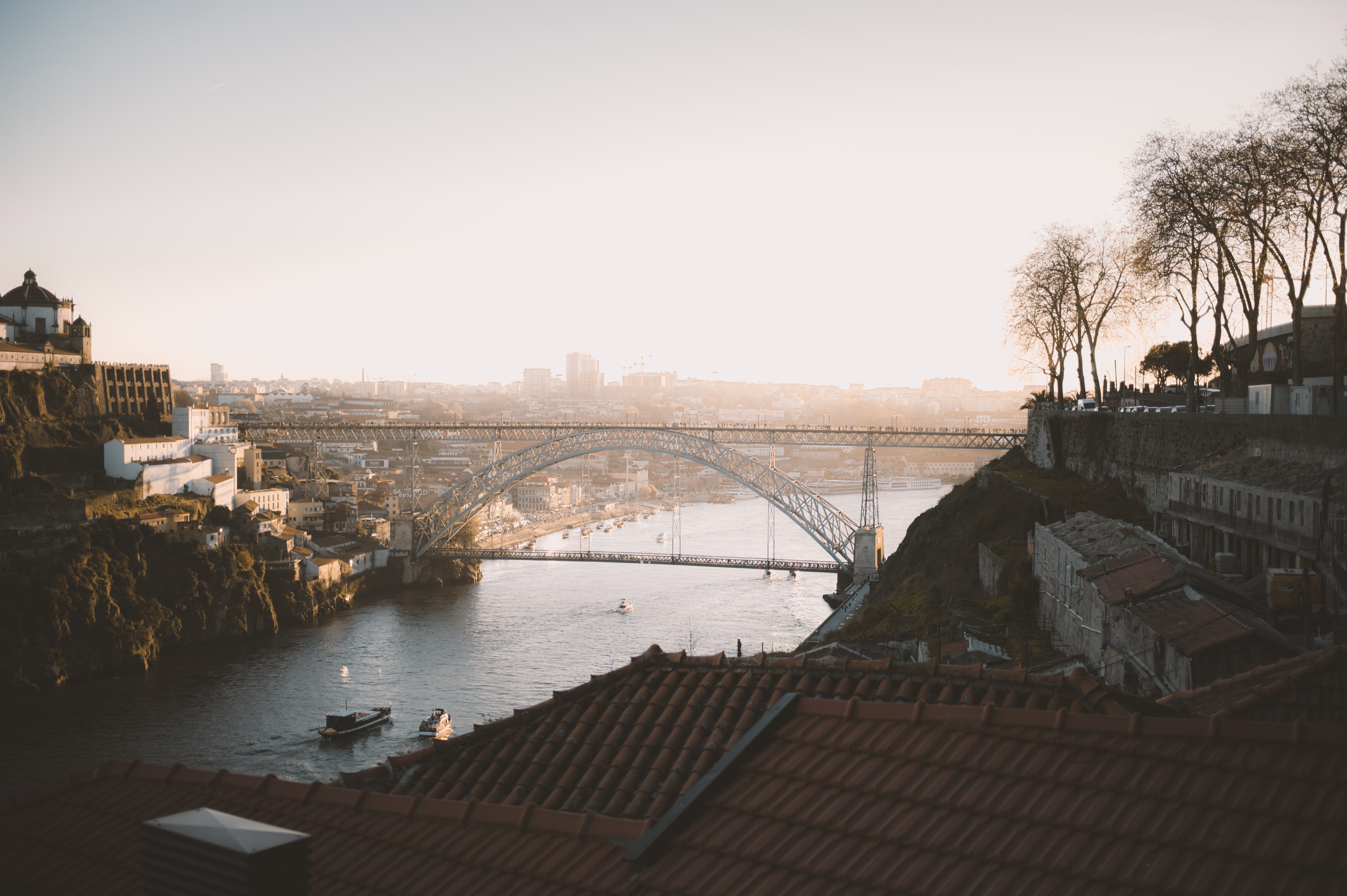 Pôr do sol na cidade do Porto com vista para a ponte D.Luis I