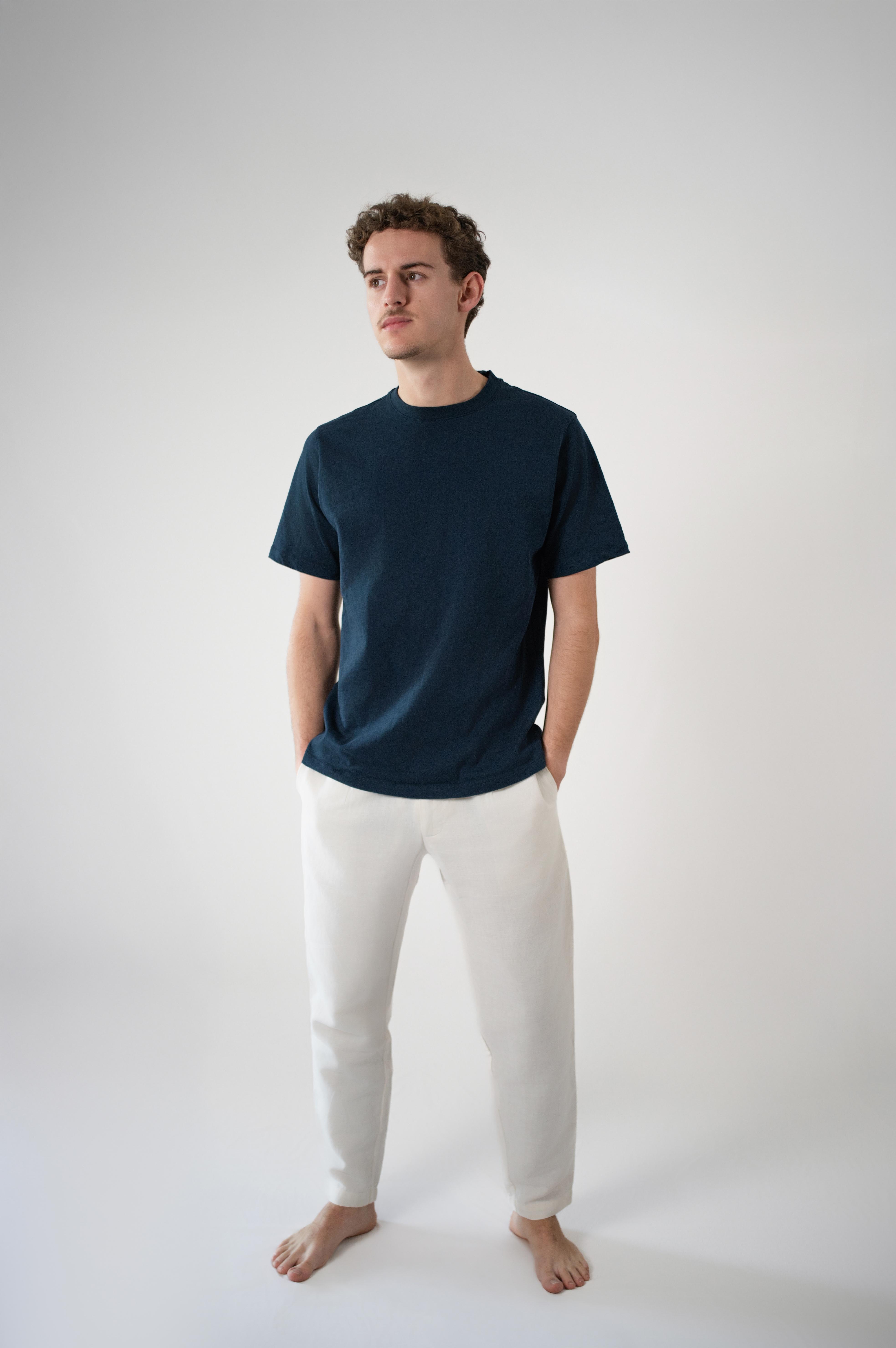 T-shirt Lisa marinho e calças de linho Alvius