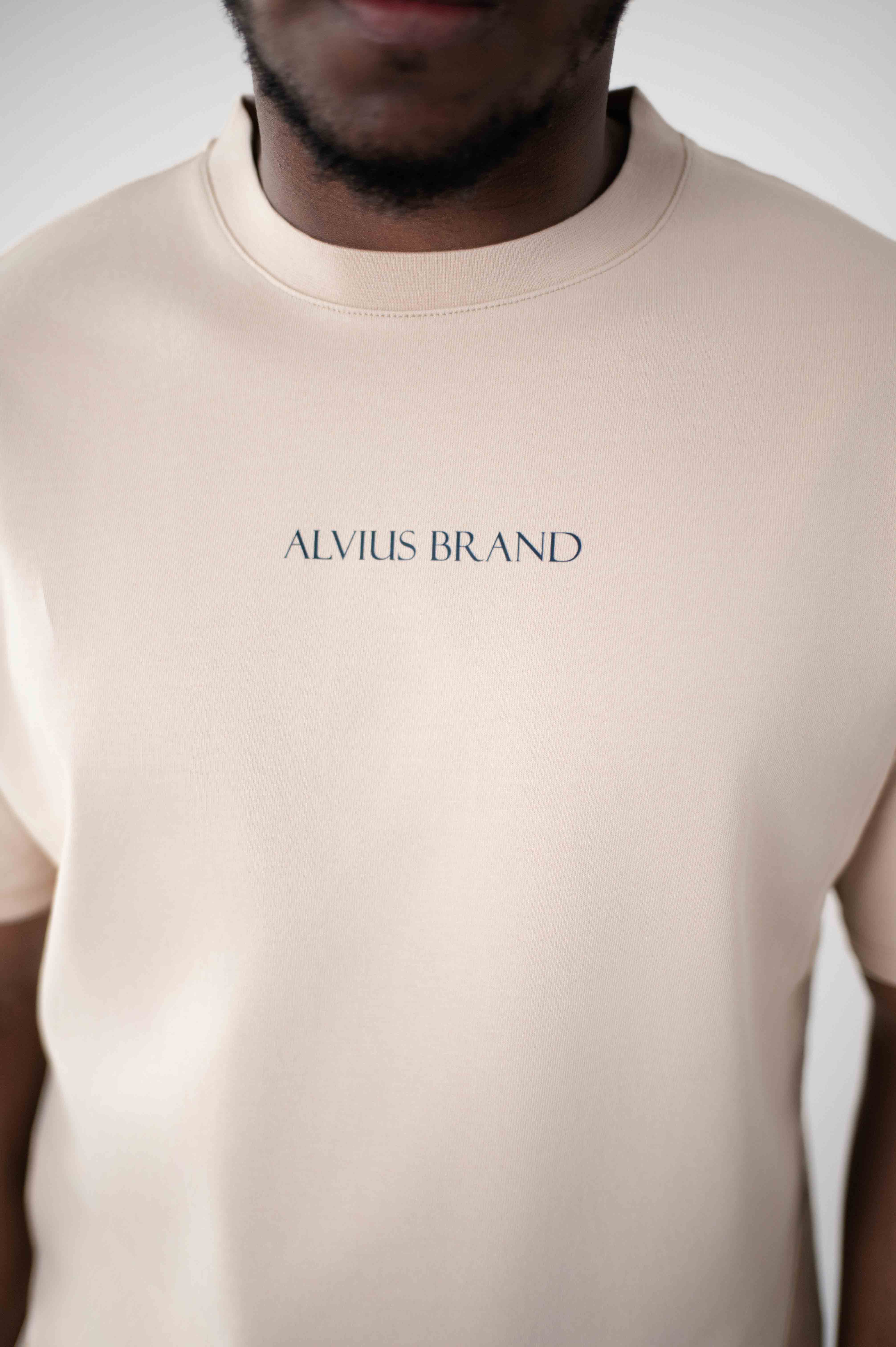 T-Shirt bege com estampado na frente "Alvius Brand"