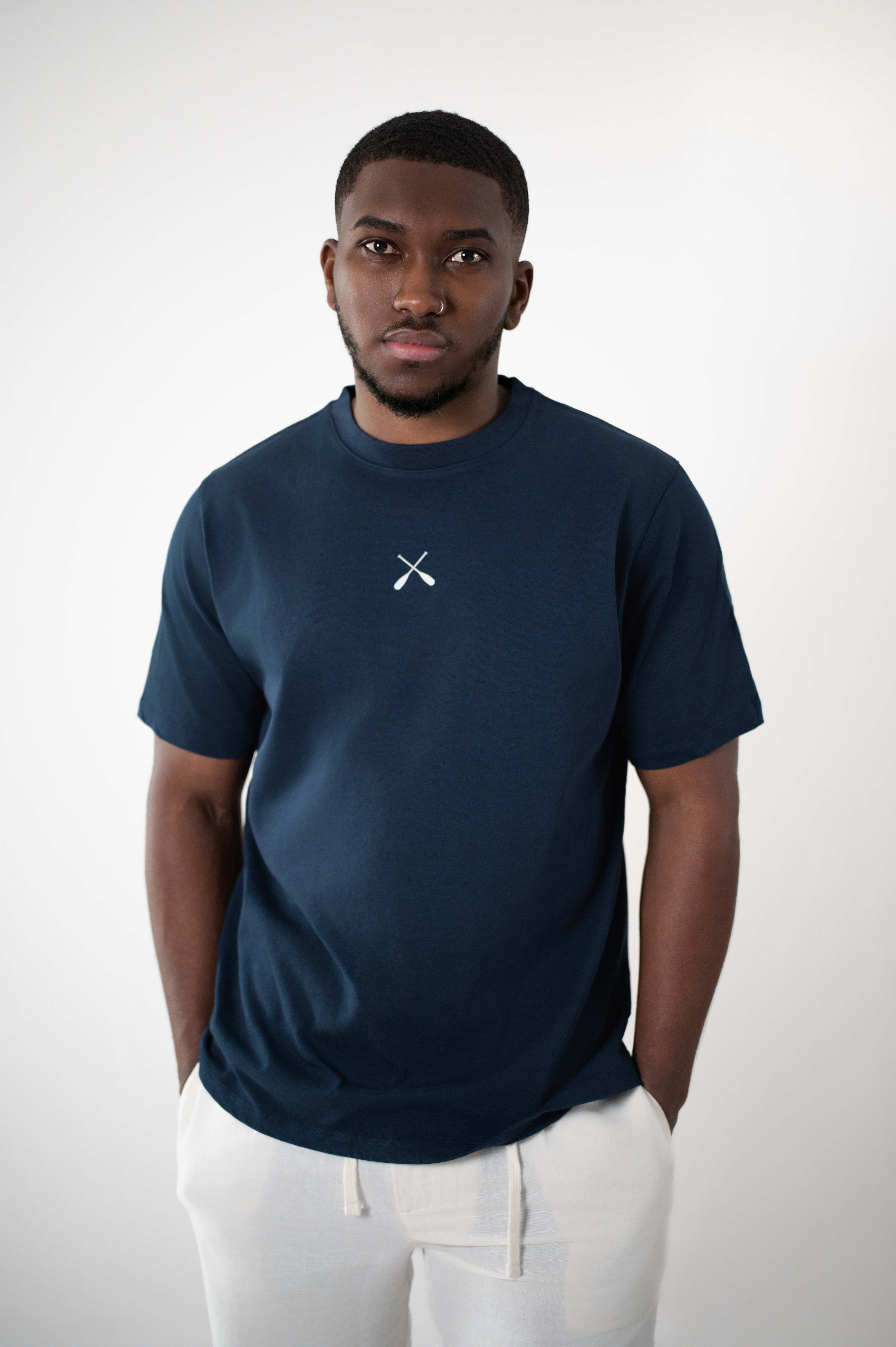 T-Shirt marinho com icon estampado na frente