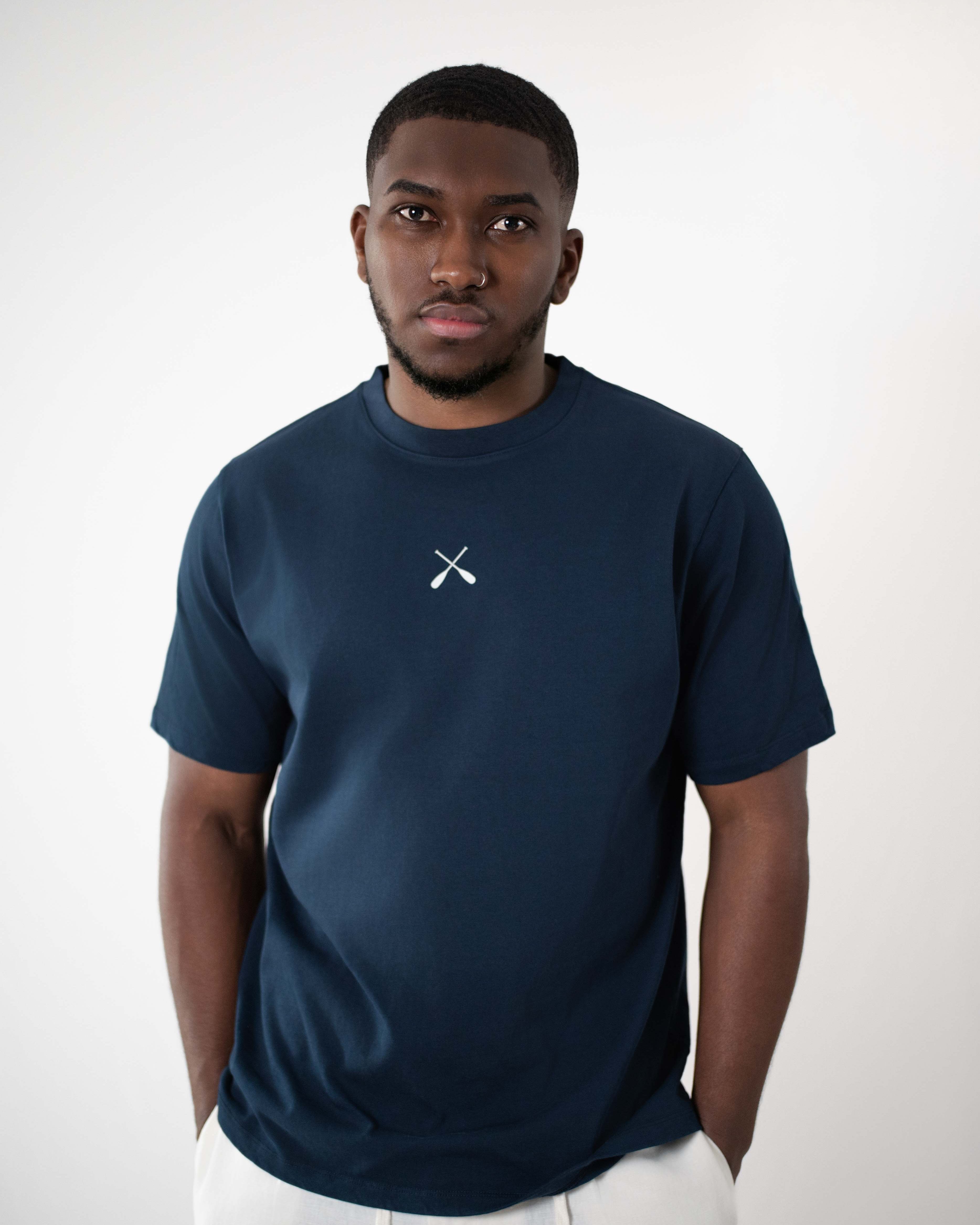 T-Shirt marinho com icon estampado na frente