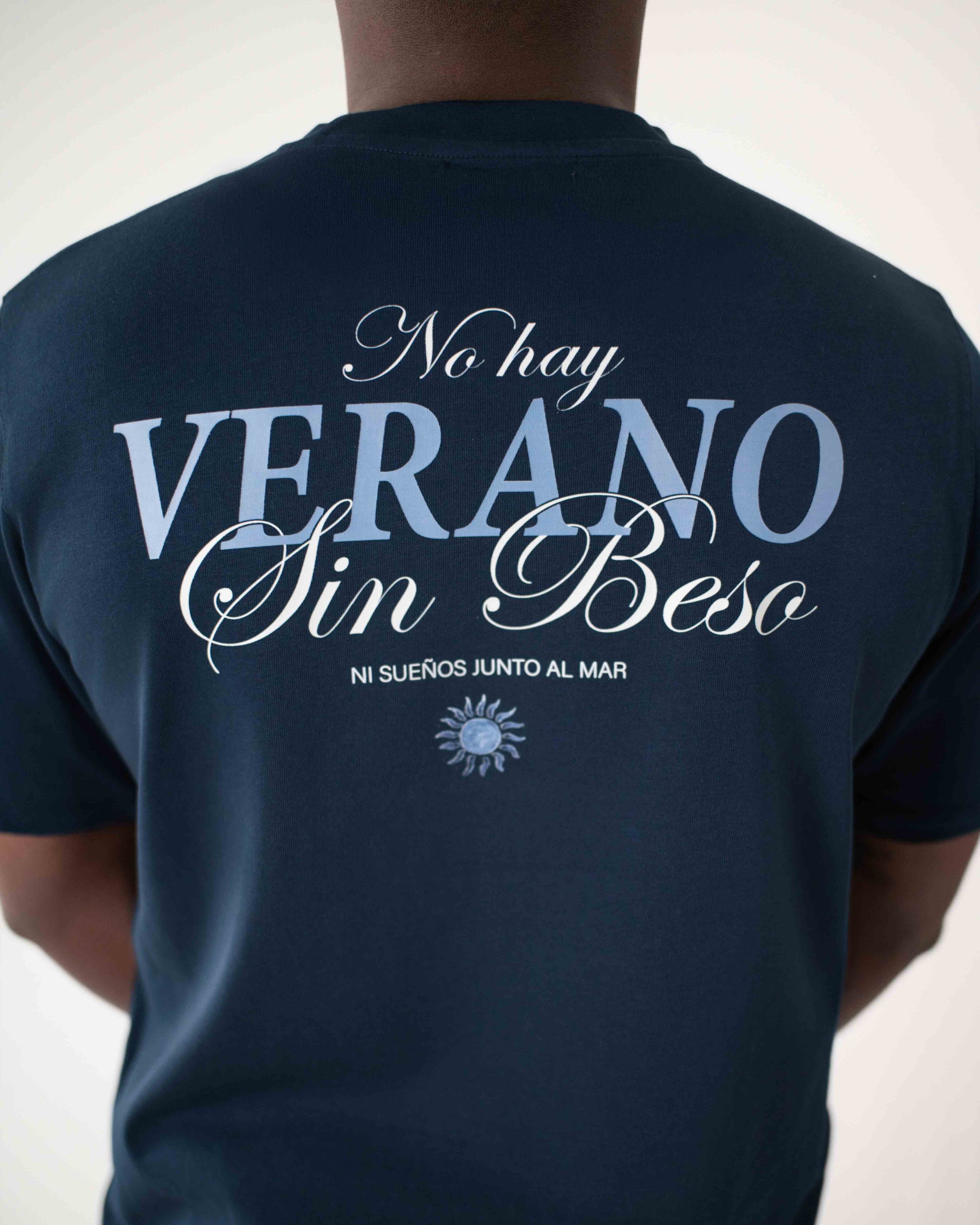T-Shirt marinho com estampado nas costas "No hay Verano sin Beso" Alvius