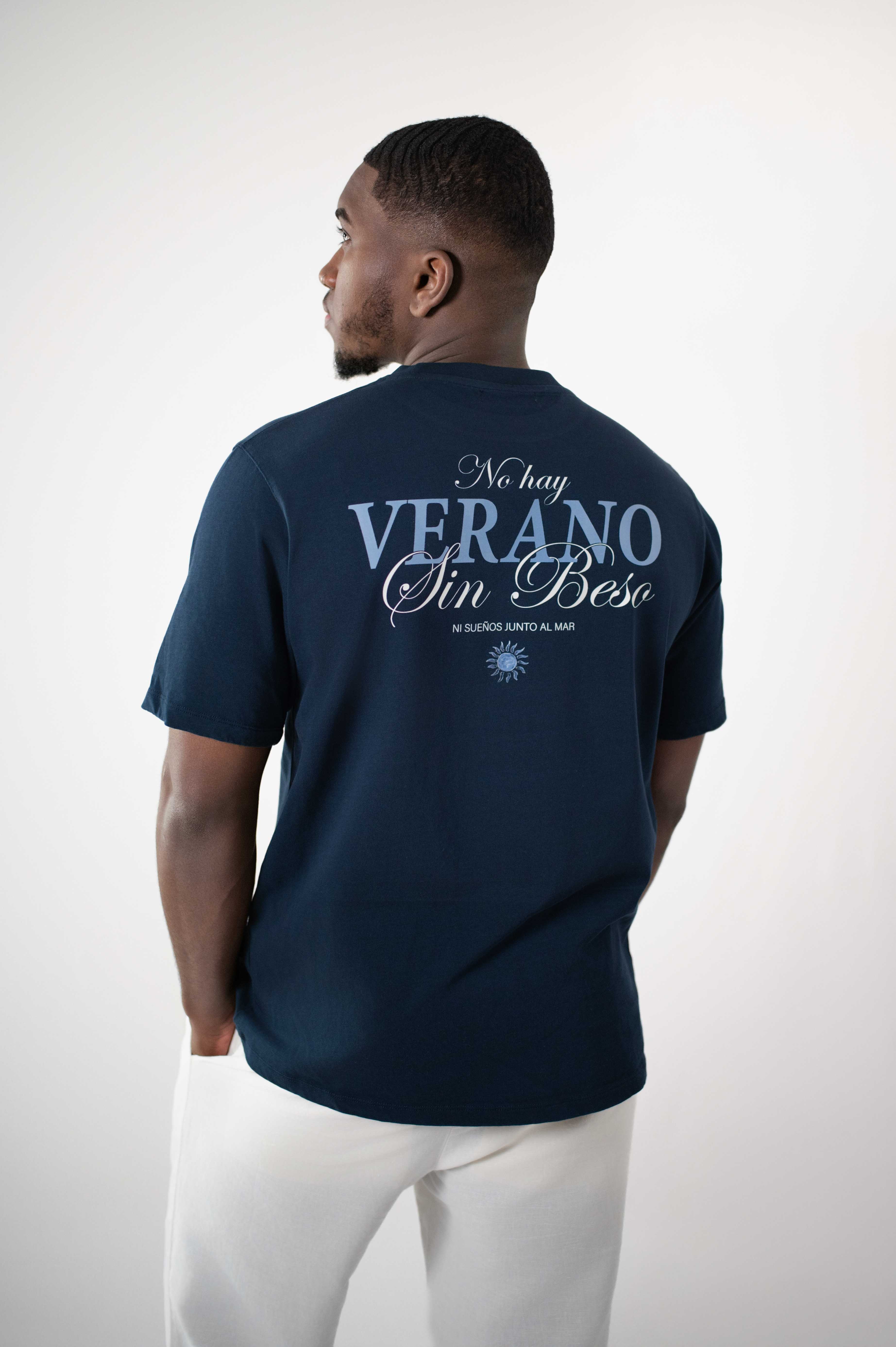 T-Shirt marinho com estampado nas costas "No hay Verano sin Beso" Alvius