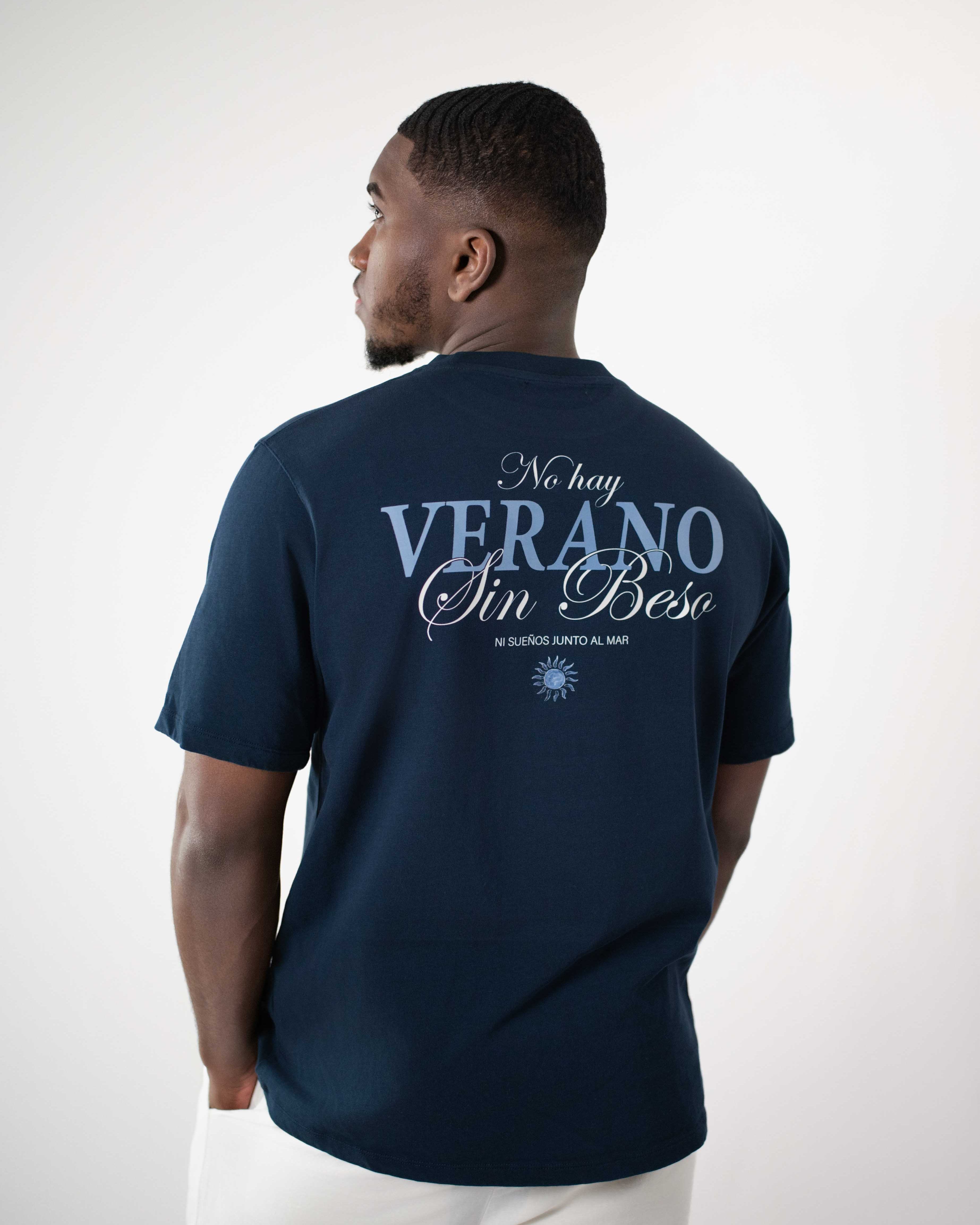 T-Shirt marinho com estampado nas costas "No hay Verano sin Beso" Alvius