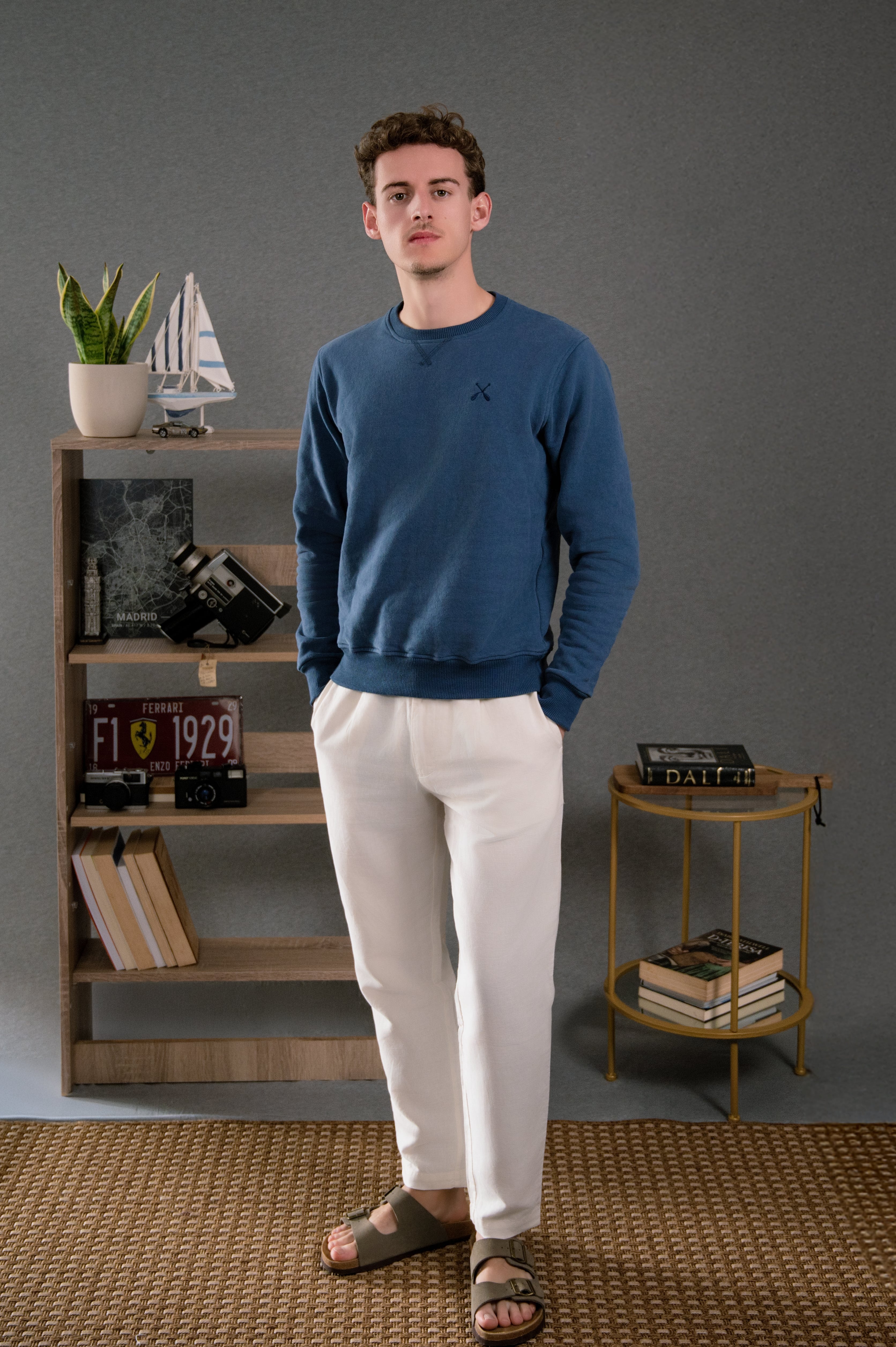 Modelo com sweat e calças Alvius Brand, enquadrado num cenário