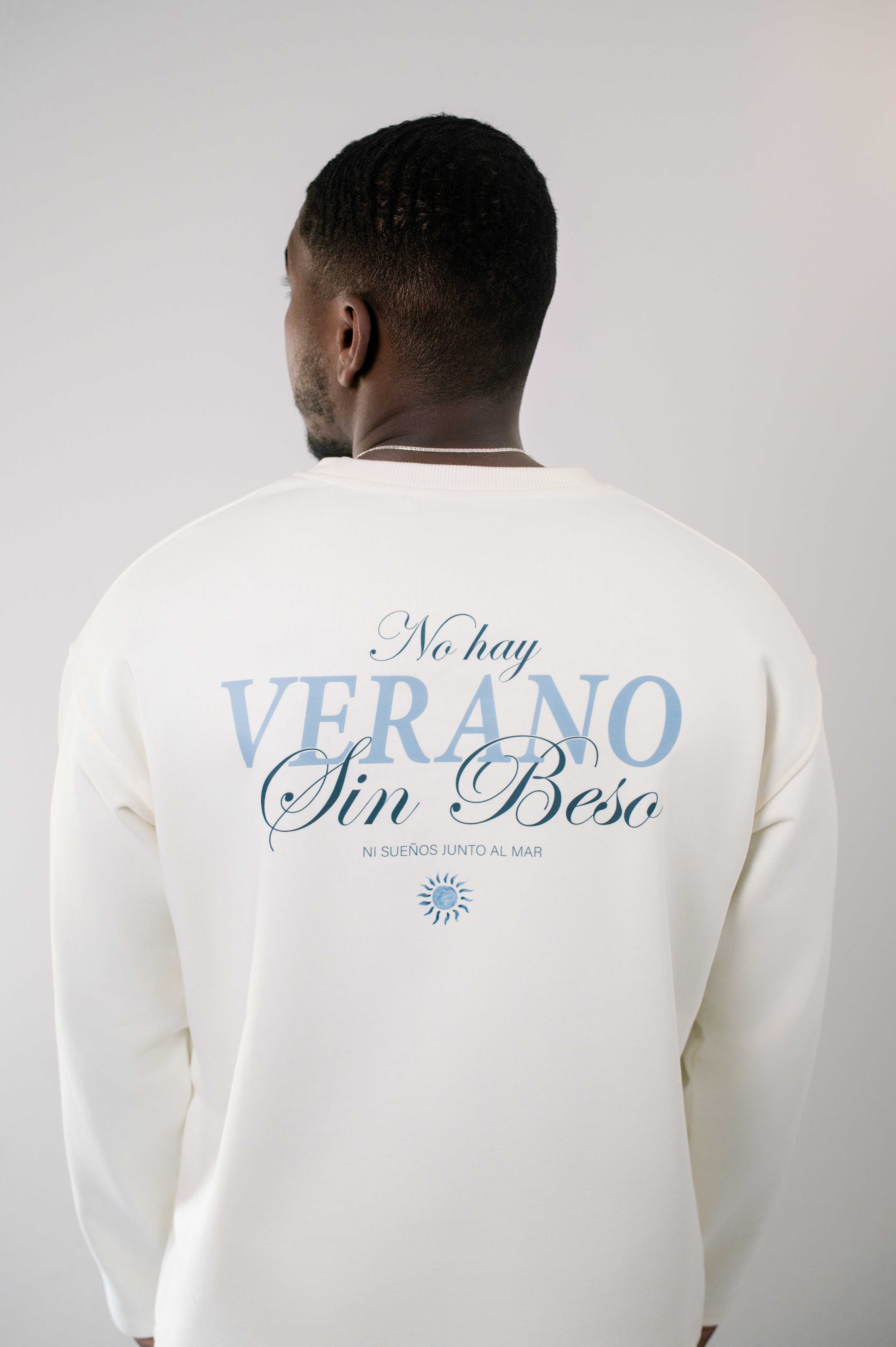 Sweatshirt - longsleeve - creme com o estampado "No hay verano sin beso" Alvius